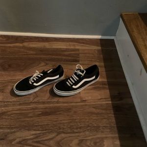 I have this tennis shoes vans for sale they are in pretty good condition size 11